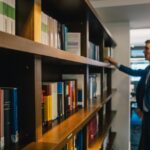 Advocaat van Talo advocaten voor een boekenrek